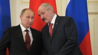 Владимир Путин (слева) Александру Лукашенко: &quot;Жульничаете, батенька, однако&quot;.
