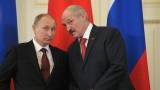 Владимир Путин (слева) Александру Лукашенко: &quot;Жульничаете, батенька, однако&quot;.