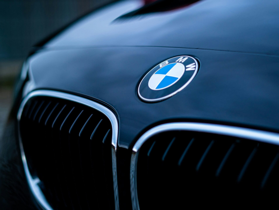 BMW отзывает сотни тысяч авто в мире из-за риска воспламенения двигателя