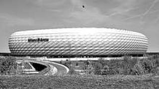 Allianz Arena совсем не похожа на стадион: его выпуклая, будто надувная, форма и “аппетитные бока” больше напоминают гигантский бублик, пузырь, морского зверя, летающую тарелку или даже, по версии одного путеводителя, унитаз.