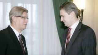 Заявлению президента Валдиса Затлерса (слева) о желательности беспартийного премьера предшествовала его встреча с главой Latvijas Krājbanka Мартиньшем Бондарсом.