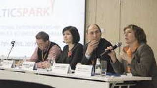 Хеле Лохмус (справа) вещает про судьбу бизнеса в Эстонии, Дайрис Цалитис внимательно слушает.