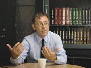 Карлис Креслиньш: &quot;Почти 90% наших преподавателей тесно связаны с практикой — у них имеется многолетний опыт работы в различных отраслях во многих странах мира. Эти люди работали в банках, управляли компаниями и знают, какие процессы происходят в реальности&quot;.