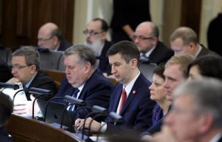 Сейм отказался повышать минимальную зарплату и детские пособия