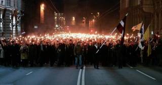 Принуждение к празднику: как себя вести подлинным гражданам Латвии
