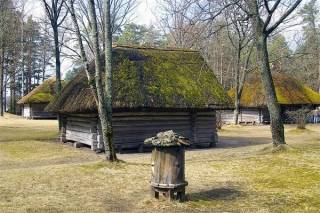 Треть латвийцев к старости хотели бы переехать на село