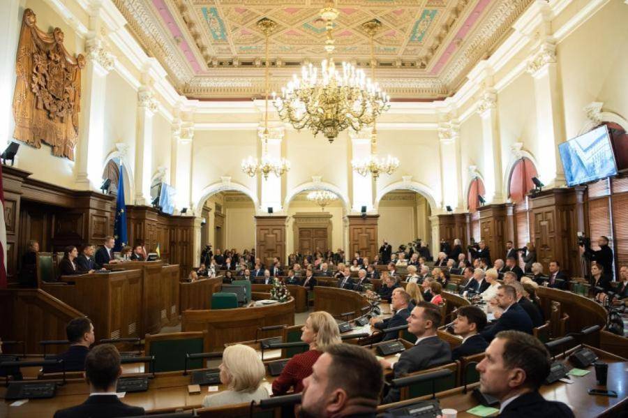 Политики тоже платят: за что штрафуют депутатов 14-го Сейма?