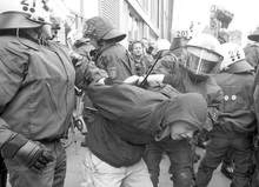 Пока на улице спецназовцы заковывали в наручники антиглобалистов, политики пытались найти общую точку зрения по проблеме глобального потепления.