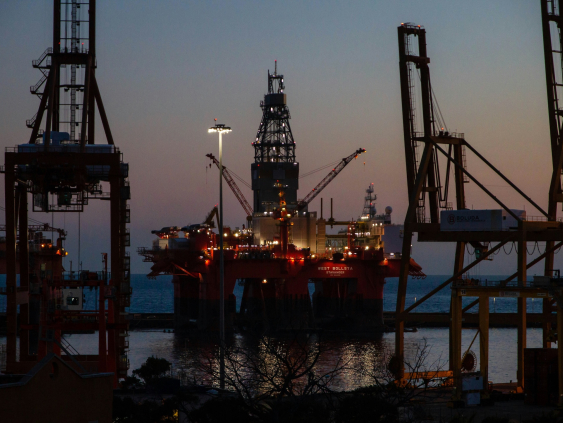 Нефть превысила 100 долларов за баррель