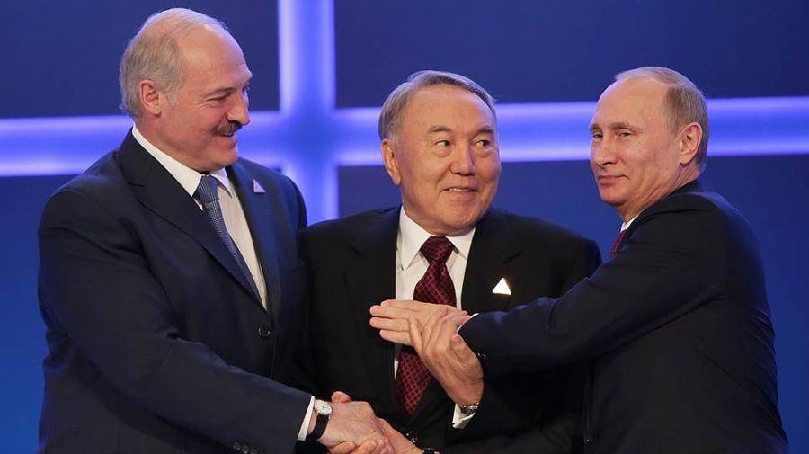 Слева на право: Александр Лукашенко, Нурсултан Назарбаев и Владимир Путин после подписания договора о создании ЕАЭС
