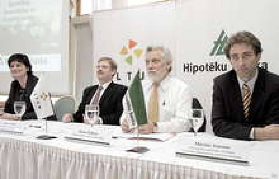 Руководитель ALTUM Юрис Цебулис и глава госбанка Инесис Фейферис (в центре) дали старт программе.