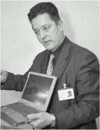  Директор по продажам Fujitsu Siemens Computers Ари ПЯНТОНЕН с компьютером серии LifeBook: это один из главных козырей компании на балтийском рынке. 