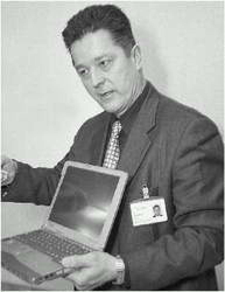  Директор по продажам Fujitsu Siemens Computers Ари ПЯНТОНЕН с компьютером серии LifeBook: это один из главных козырей компании на балтийском рынке. 