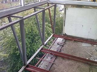 До 4000 евро: большинству балконов «хрущевок» нужны ремонт или демонтаж