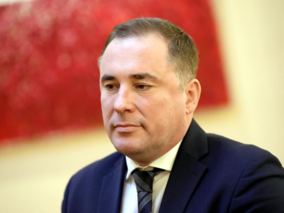 «Зарплаты в госуправлении слишком низкие, сотрудников слишком много» - Шмитс