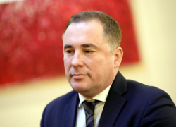 «Зарплаты в госуправлении слишком низкие, сотрудников слишком много» - Шмитс