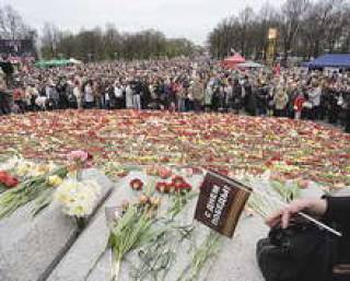 Десятки тысяч людей пришли вчера в Парк Победы отдать дань живым и почтить павших героев.