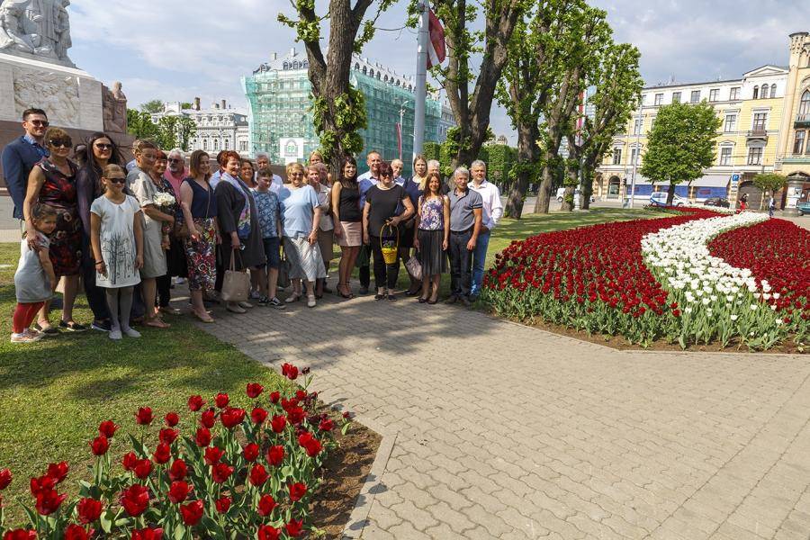 У памятника Свободы расцвела волшебная клумба в честь 100-летия Латвии