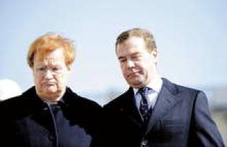 Тарья Халлонен (слева) все еще опасается за экологию.
