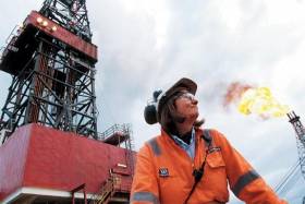 Нефтедобытчики уходят в неоплачиваемый отпуск