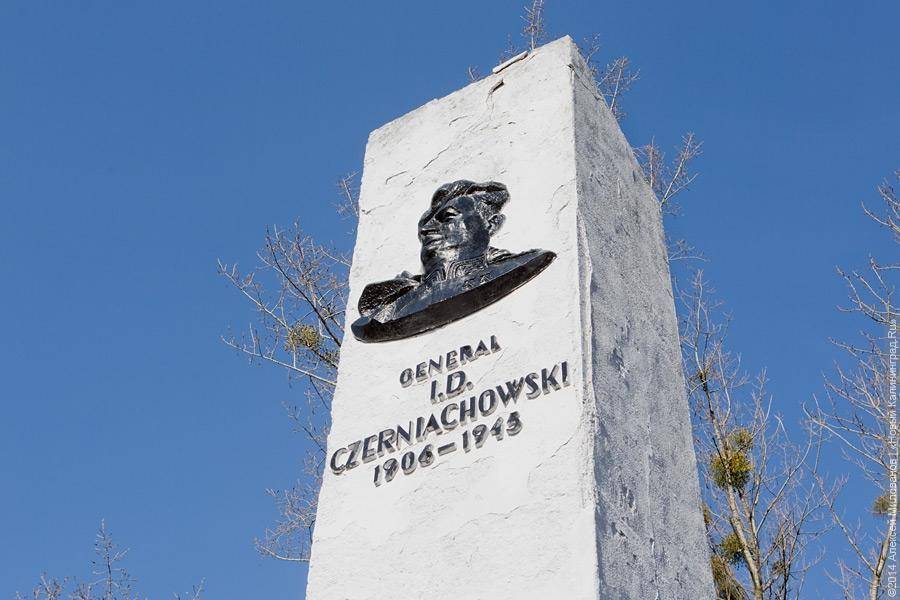 В Польше испачкали и сносят памятник русскому генералу, который освободил поляков от нацистов