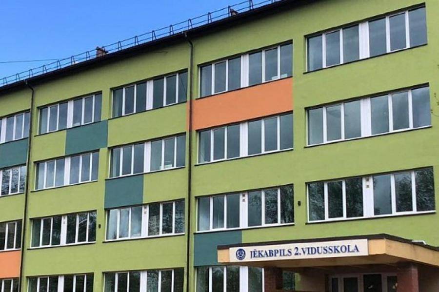 В отремонтированной этим летом за 8 млн. евро школе обвалилась часть потолка