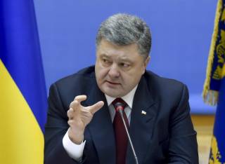 Петр Порошенко пугает Раймонда Вейониса - к Латвии может незаметно подкрасться Путин