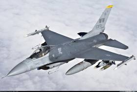 Истребитель F-16CM.