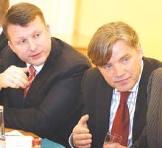 Айнар Шлесерс (слева) решил доверить спасение почты Ивару Крауклису.