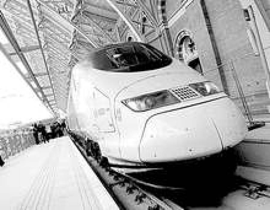 Eurostar совершил путешествие по новой линии из Парижа в Лондон с рекордной скоростью.