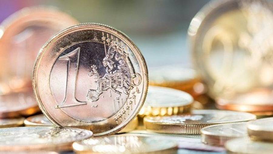 В России подняли курсы доллара и евро