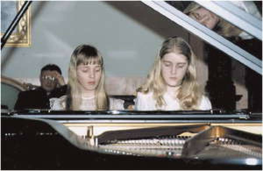 Играют маленькие