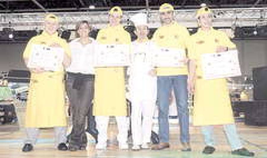 Иньяцио Роса и его ученики с дипломами ассоциации.