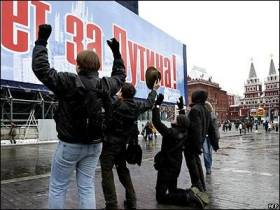 Путина, несмотря на критику его политики, рейтинг поддержки внутри страны выше 80%.