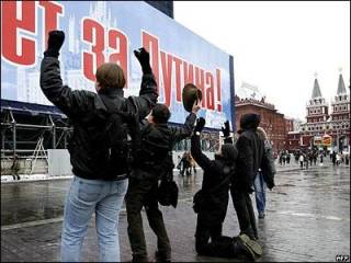 Путина, несмотря на критику его политики, рейтинг поддержки внутри страны выше 80%.