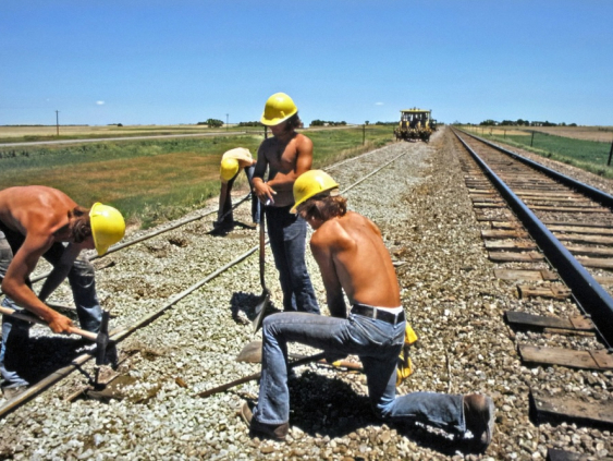 Сильная статистика из США обрушила ожидания по ставкам и охладила рынки