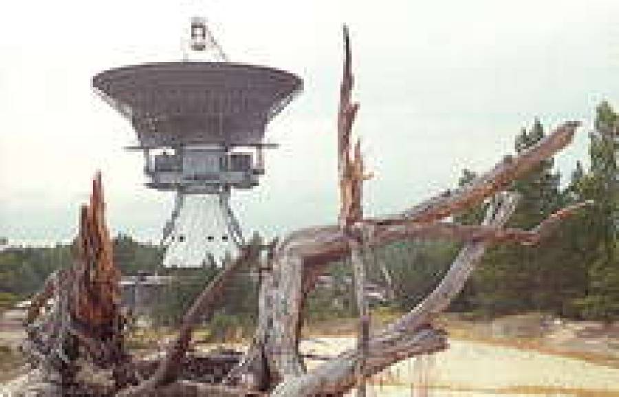С помощью радиотелескопа RT-32, расположенного в Ирбене, ученые могут следить за радиоизлучениями Солнца, зарядами от потоков метеоритов и хвостов комет, фиксировать космические бури.