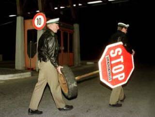 Европа завязывает со шлагбаумами.И предлагает открыть границы для неграждан Балтии.