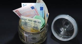 Средняя брутто-зарплата в Латвии в первом квартале выросла на 7,8%