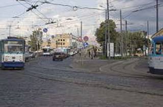 Заново проложенные под Воздушным мостом пути (справа).
