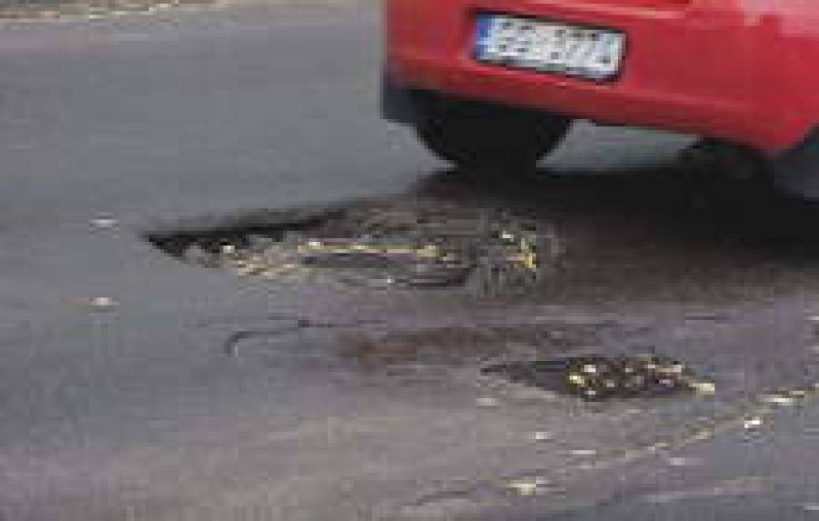 Из-за большого количества ям в городе массово выходят из строя подвески и колесные диски.