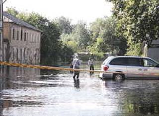 Устранить затор в трубе удалось только к вечеру.