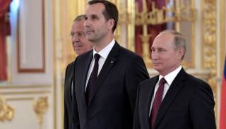 Слева направо: Сергей Лавров, Марис Риекстиньш и Владимир Путин. 