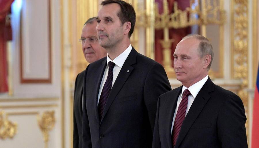 Слева направо: Сергей Лавров, Марис Риекстиньш и Владимир Путин. 