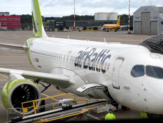 Часть держателей облигаций airBaltic оспаривает условия нового финансирования в суде США