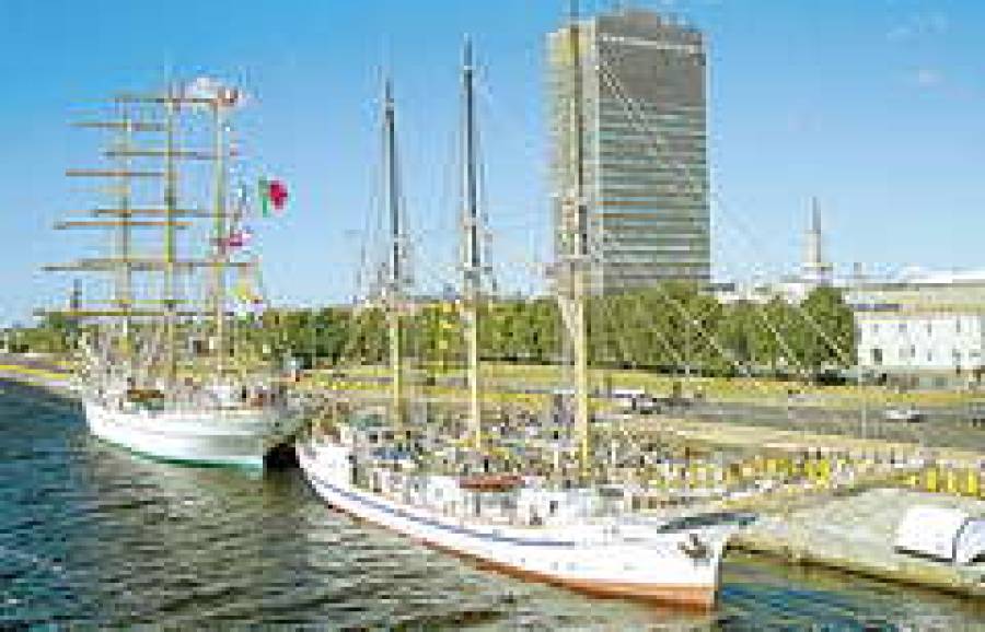 Парусники со всего мира украшают берег Даугавы до 13 августа.