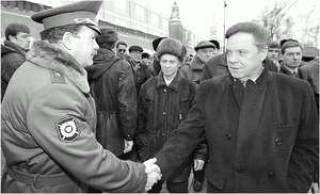  &lt;strong class=&#039;person&#039;&gt;Бывший командующий 40-й армией генерал Борис ГРОМОВ (справа) спустя десятилетия после афганских событий пожимает руку своему сослуживцу.&lt;/strong&gt; 