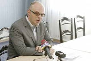 Глава президентской комиссии Роберт Килис представляет прессе “Латвийский форум“.