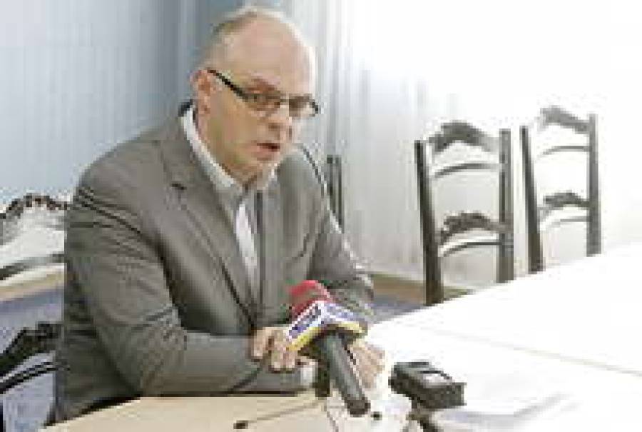 Глава президентской комиссии Роберт Килис представляет прессе “Латвийский форум“.