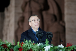 Свою отчизну и свободу нужно защищать, а не играть ими - президент